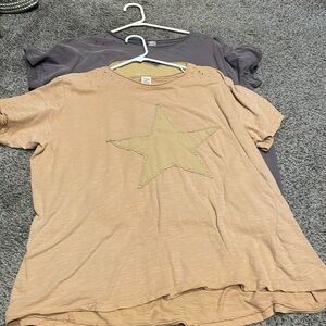 Magnolia Pearl star T-shirts in a soft rose cold color like new